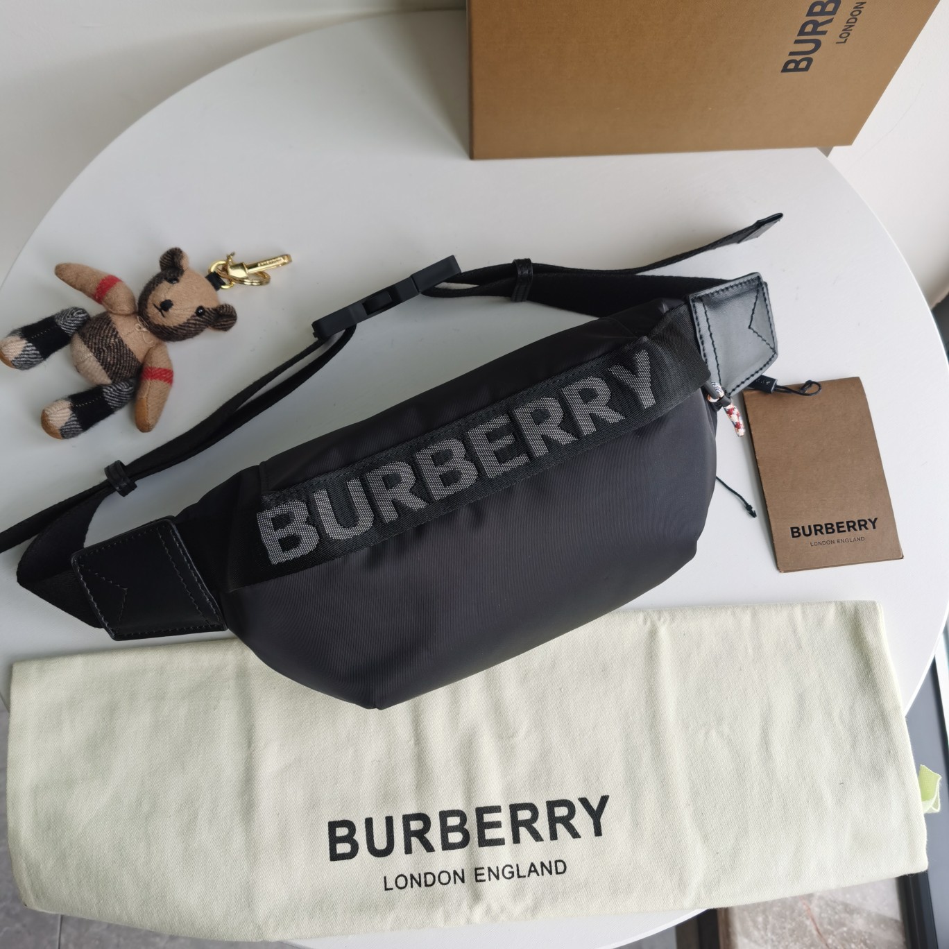 The original Burberry Burberr latest waist bag draws inspiration from the street style of the 1990s, decorated with vintage vintage plaid patterns and embellished with luxurious leather details. Can be carried diagonally with a shoulder strap or tied around the waist. Size: 31 x 7.5 x 16 cm Model: 3071