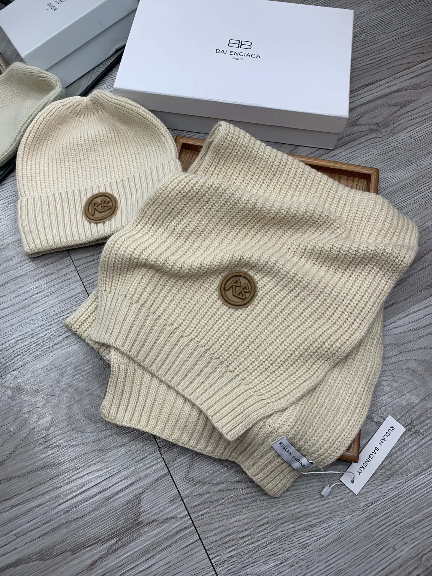 🌹。RB。【羊毛套装帽子】经典套装帽子！帽子➕围巾！材质：70%羊毛➕30%兔毛。暖暖哒超级舒服～冬日小