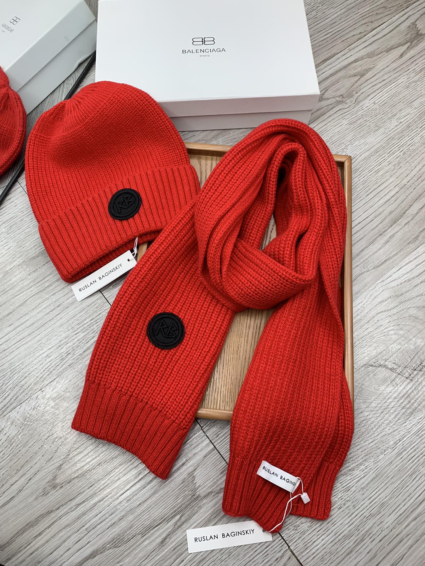 🌹。RB。【羊毛套装帽子】经典套装帽子！帽子➕围巾！材质：70%羊毛➕30%兔毛。暖暖哒超级舒服～冬日小