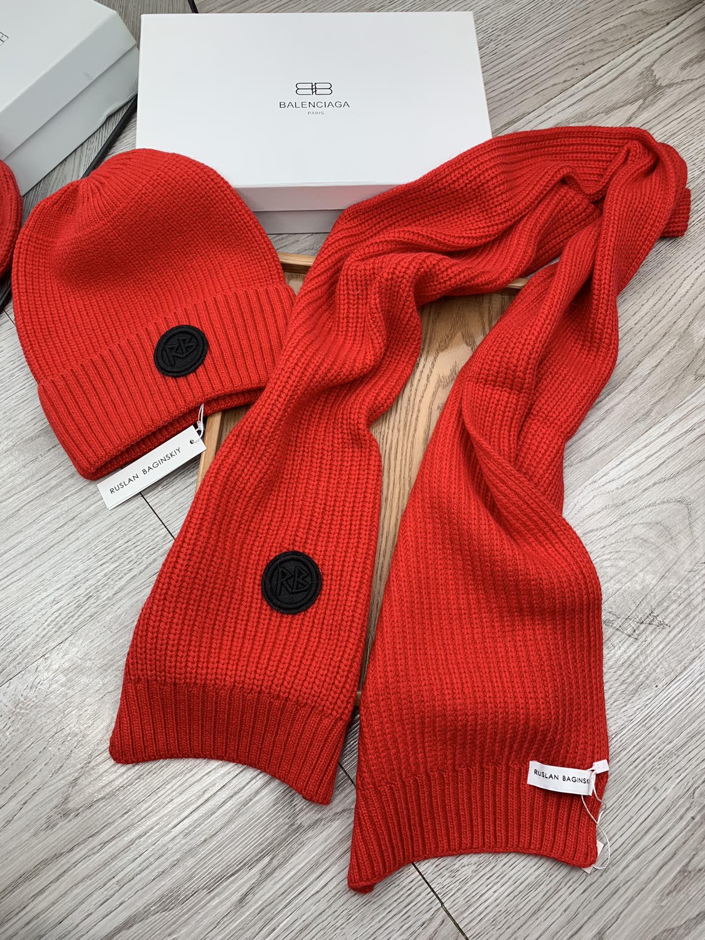 🌹。RB。【羊毛套装帽子】经典套装帽子！帽子➕围巾！材质：70%羊毛➕30%兔毛。暖暖哒超级舒服～冬日小