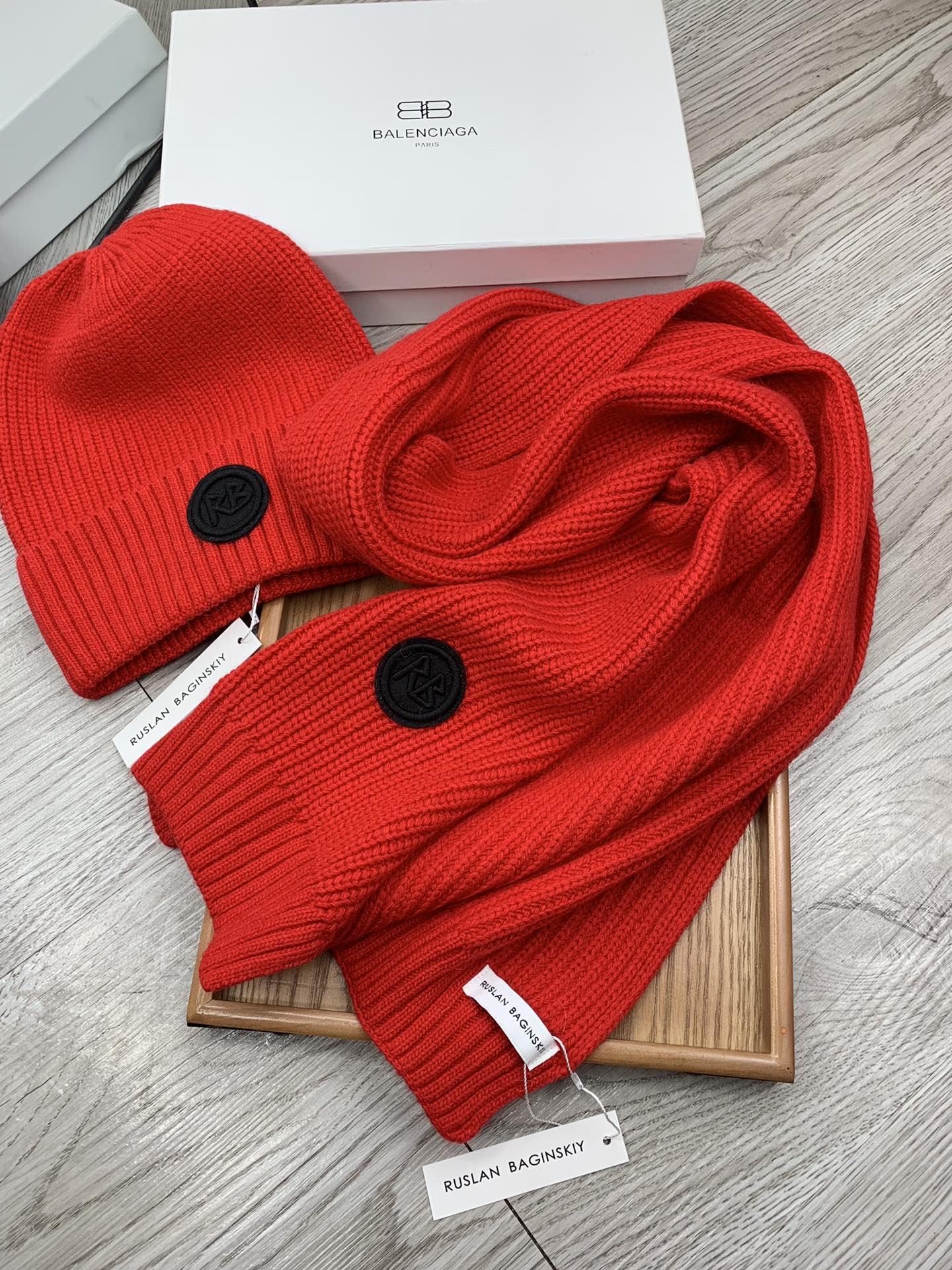 🌹。RB。【羊毛套装帽子】经典套装帽子！帽子➕围巾！材质：70%羊毛➕30%兔毛。暖暖哒超级舒服～冬日小