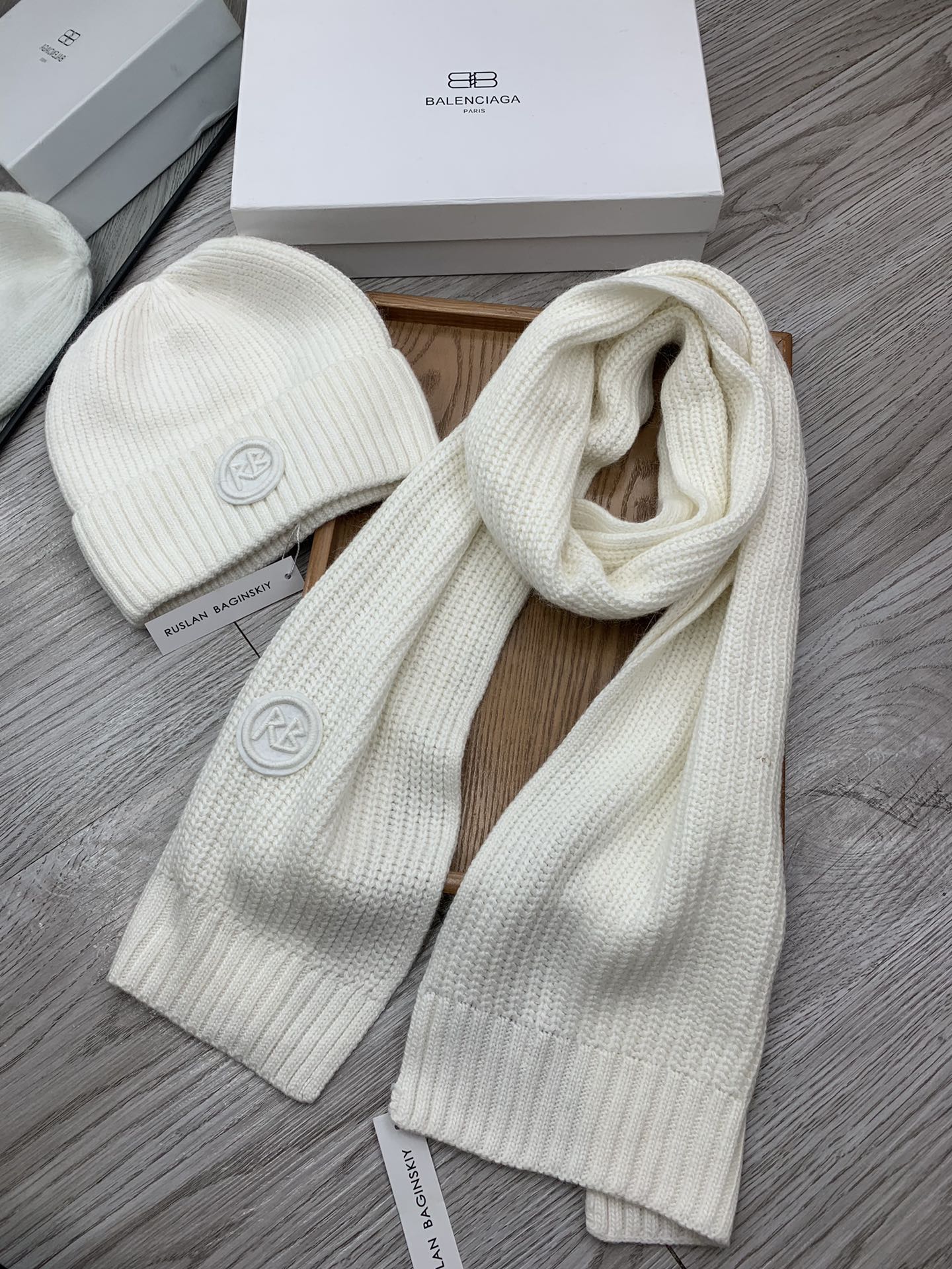 🌹。RB。【羊毛套装帽子】经典套装帽子！帽子➕围巾！材质：70%羊毛➕30%兔毛。暖暖哒超级舒服～冬日小
