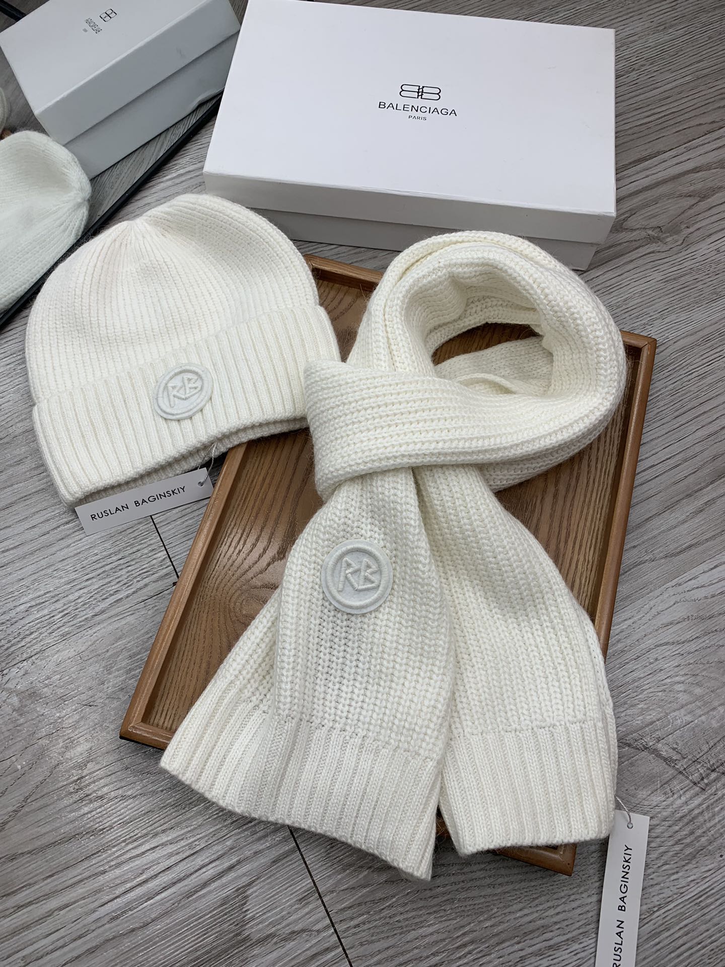 🌹。RB。【羊毛套装帽子】经典套装帽子！帽子➕围巾！材质：70%羊毛➕30%兔毛。暖暖哒超级舒服～冬日小