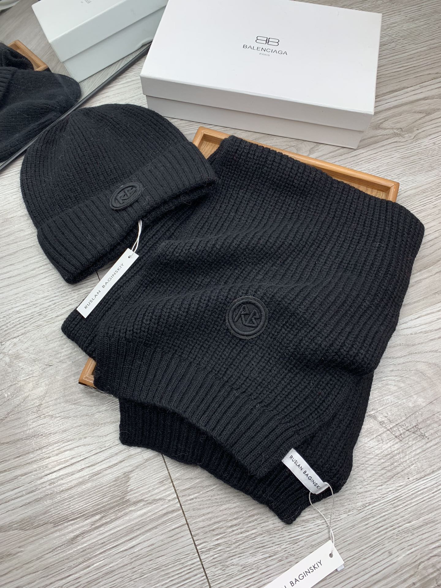 🌹。RB。【羊毛套装帽子】经典套装帽子！帽子➕围巾！材质：70%羊毛➕30%兔毛。暖暖哒超级舒服～冬日小