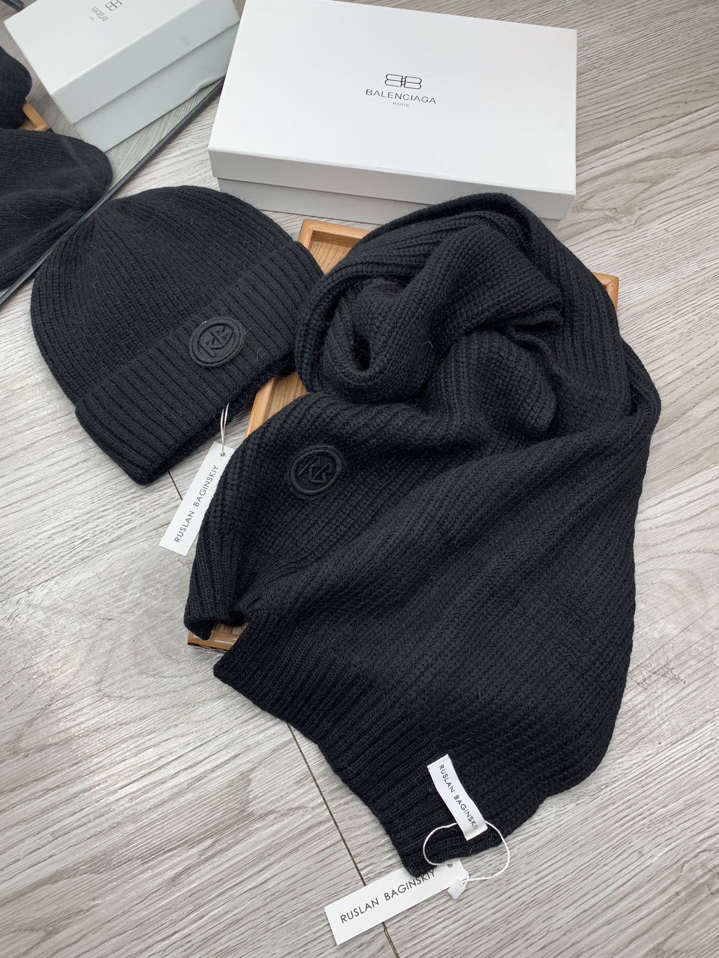 🌹。RB。【羊毛套装帽子】经典套装帽子！帽子➕围巾！材质：70%羊毛➕30%兔毛。暖暖哒超级舒服～冬日小