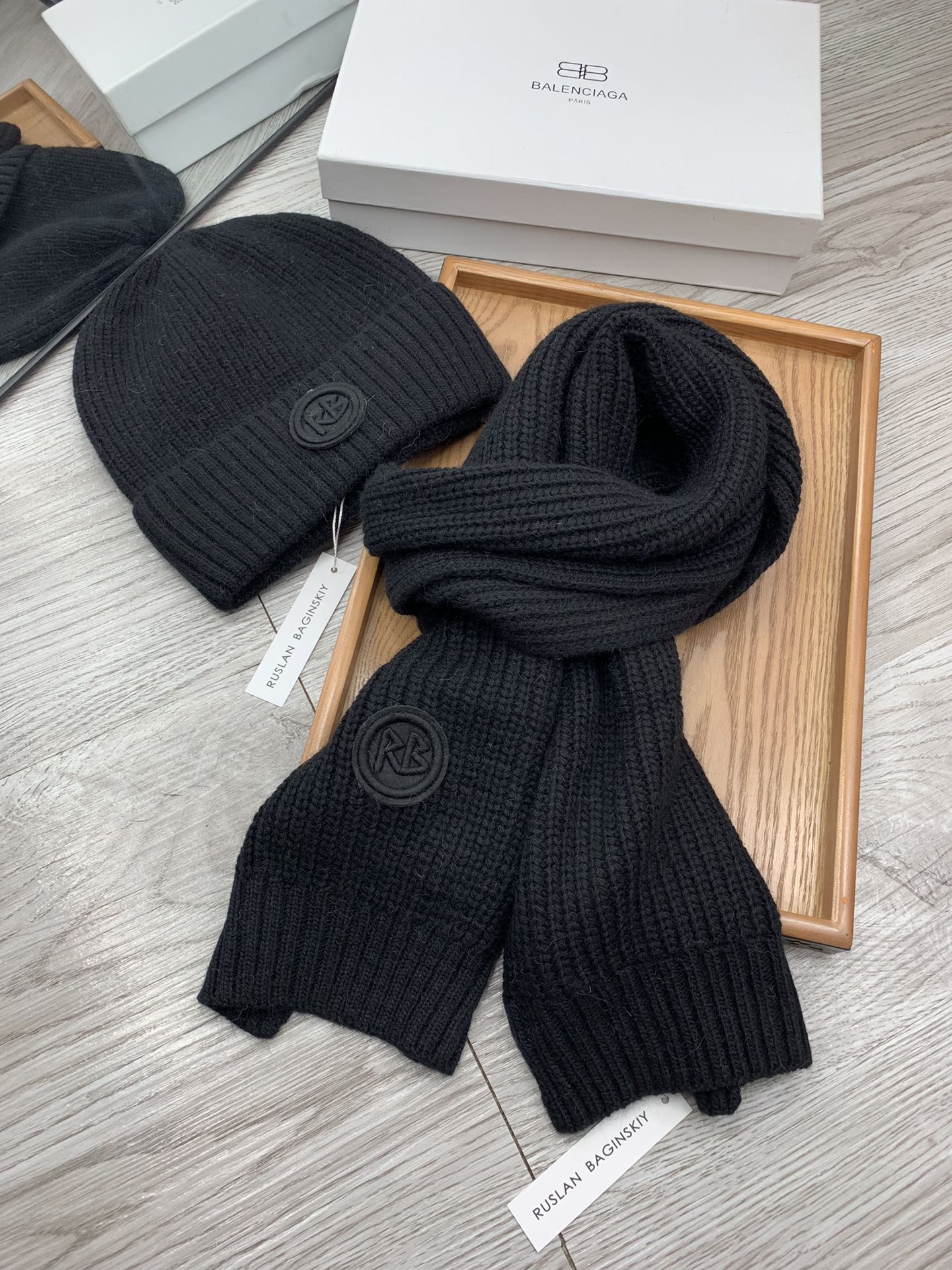 🌹。RB。【羊毛套装帽子】经典套装帽子！帽子➕围巾！材质：70%羊毛➕30%兔毛。暖暖哒超级舒服～冬日小