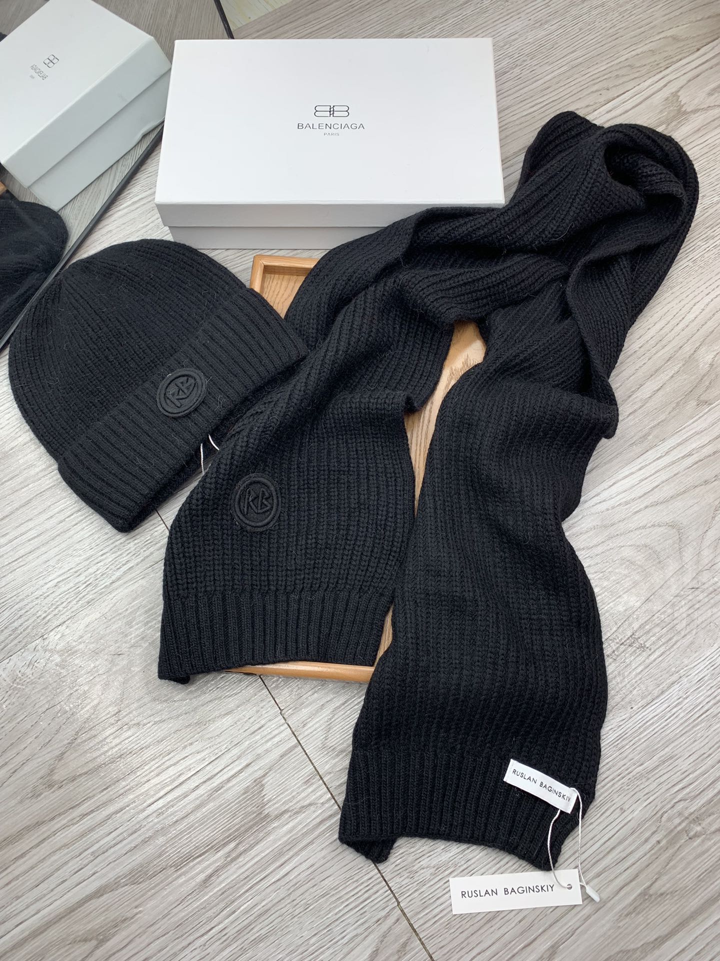 🌹。RB。【羊毛套装帽子】经典套装帽子！帽子➕围巾！材质：70%羊毛➕30%兔毛。暖暖哒超级舒服～冬日小