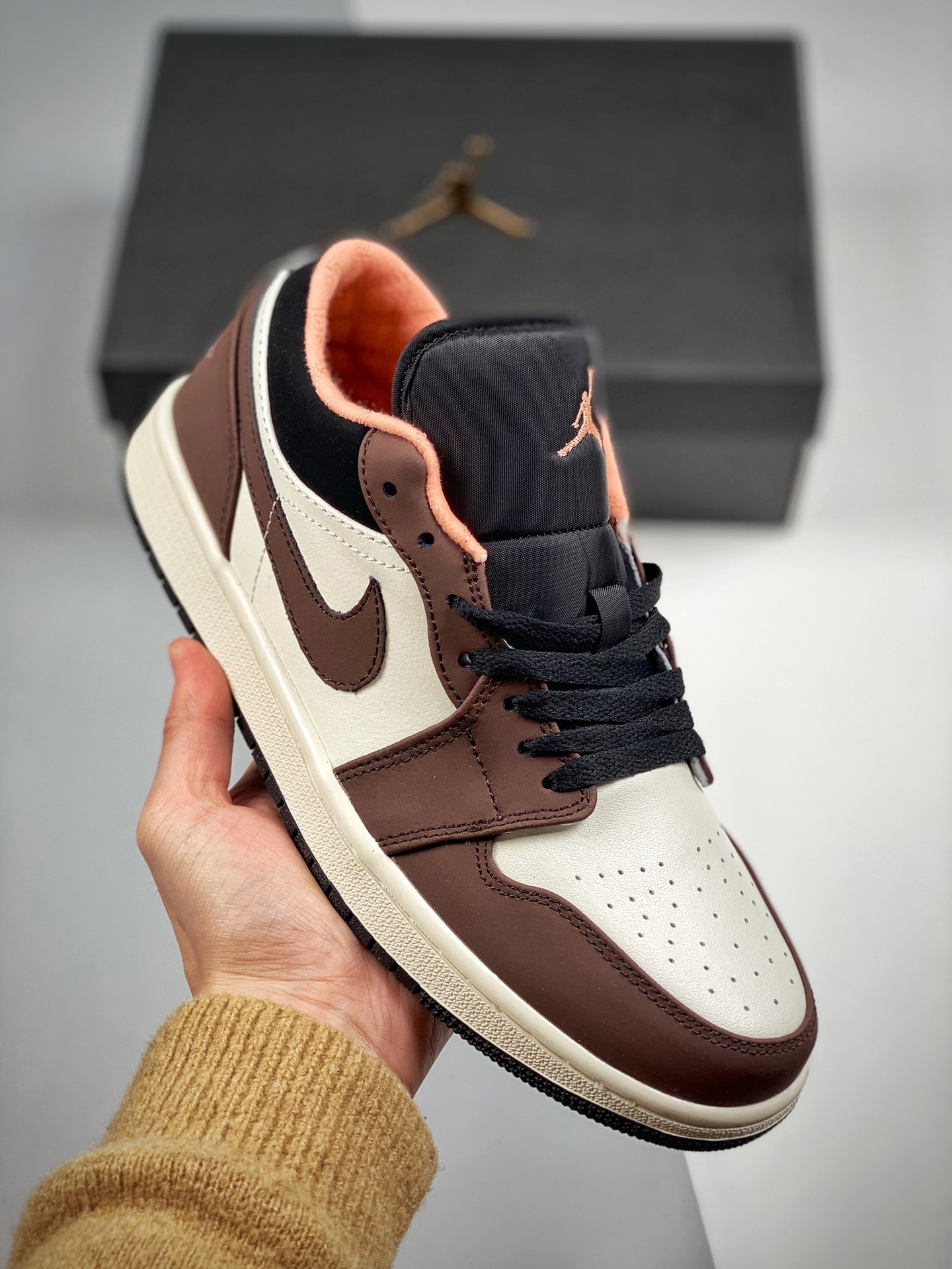 Air Jordan 1 Low 白棕 小摩卡 AJ1乔1低帮休闲板鞋 同步官方配色 市场唯一独家头层皮打造 原鞋原档案开发 原厂皮料 原档冲孔鞋头 正确满胶鞋垫 四线拉帮 原厂织唛标 鞋舌高弹海绵填充 Size：36 36.5 37.5…
