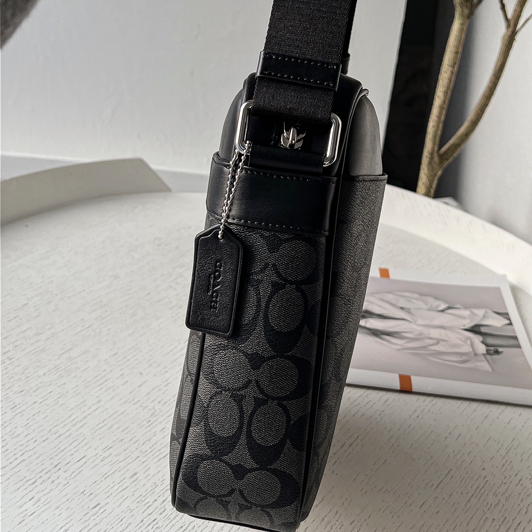 Coach 71764升级版 新款 C家54788 男士单肩小斜挎 头层牛皮品质 皮质还有 C家独有的皮质 暴力测试 品质经得起考验 尺寸：22*26*7