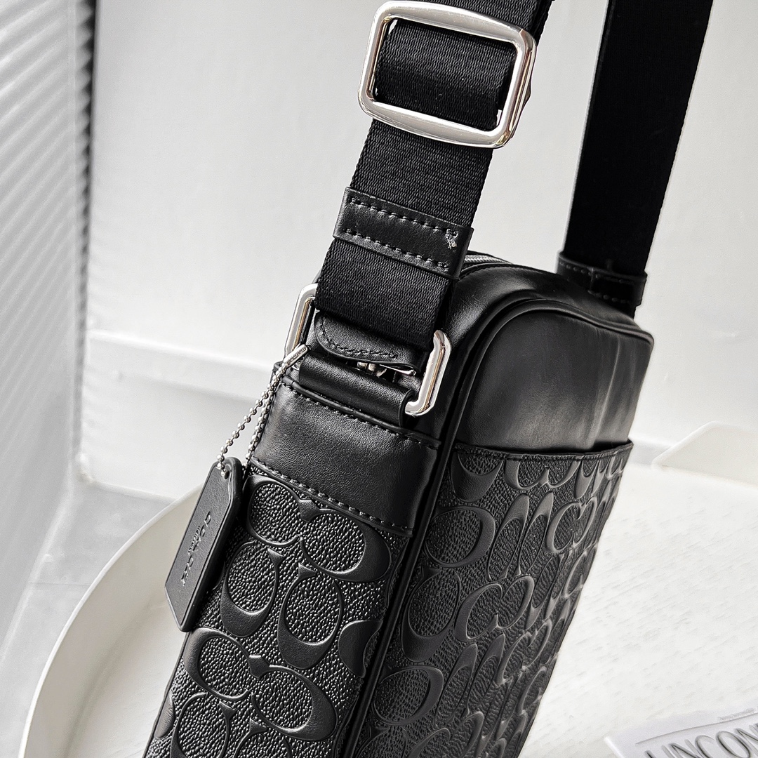 Coach 高端品质 C家F11741男士浮雕压c纹单肩斜挎包