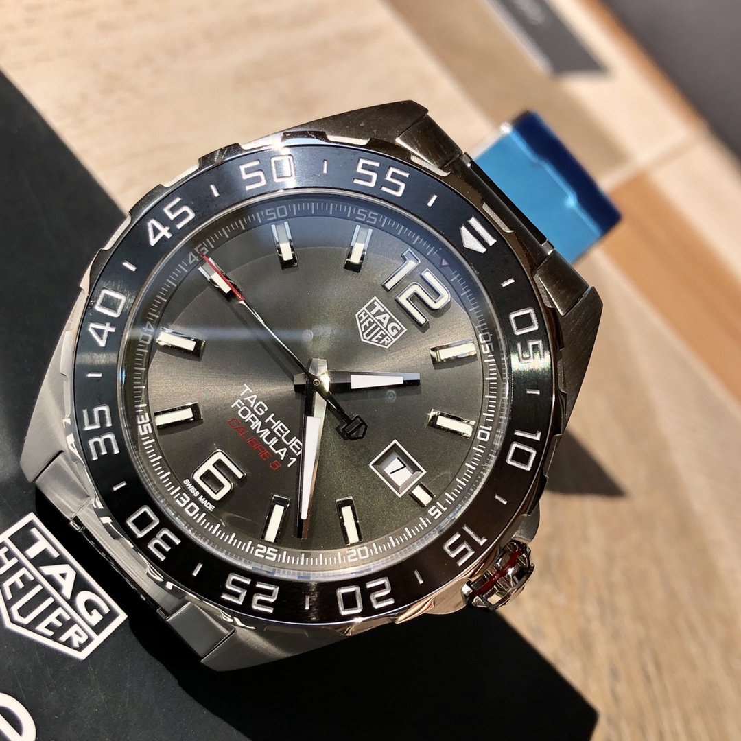 批💰1500配盒
新款硬货，Original Tagheuer,泰格豪雅F1系列机械表，专柜15500。 ~43mm表径，蓝宝石镜面，超强夜光指针，原装机芯，支持拆机验货，硬汉风格，超高难度精钢拉丝工艺无法仿制，一表一码配吊牌，专柜同步！全新全套出！