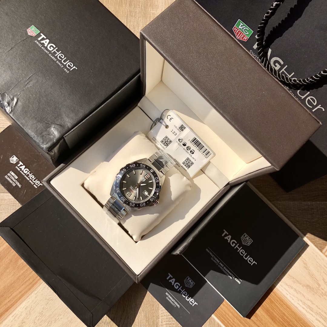 批💰1500配盒
新款硬货，Original Tagheuer,泰格豪雅F1系列机械表，专柜15500。 ~43mm表径，蓝宝石镜面，超强夜光指针，原装机芯，支持拆机验货，硬汉风格，超高难度精钢拉丝工艺无法仿制，一表一码配吊牌，专柜同步！全新全套出！