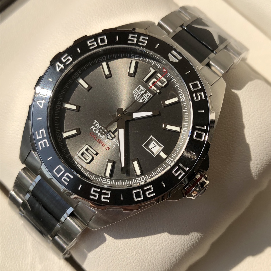 批💰1500配盒
新款硬货，Original Tagheuer,泰格豪雅F1系列机械表，专柜15500。 ~43mm表径，蓝宝石镜面，超强夜光指针，原装机芯，支持拆机验货，硬汉风格，超高难度精钢拉丝工艺无法仿制，一表一码配吊牌，专柜同步！全新全套出！