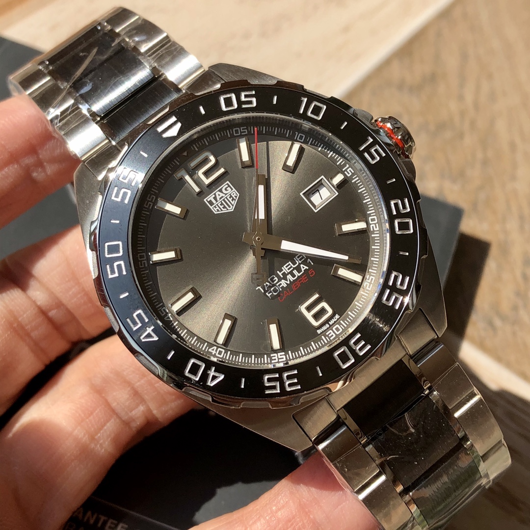 批💰1500配盒
新款硬货，Original Tagheuer,泰格豪雅F1系列机械表，专柜15500。 ~43mm表径，蓝宝石镜面，超强夜光指针，原装机芯，支持拆机验货，硬汉风格，超高难度精钢拉丝工艺无法仿制，一表一码配吊牌，专柜同步！全新全套出！