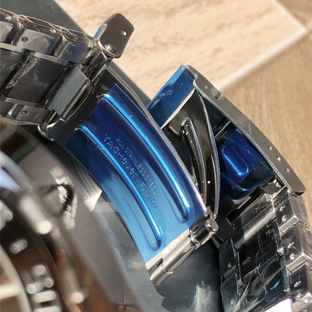 批💰1500配盒
新款硬货，Original Tagheuer,泰格豪雅F1系列机械表，专柜15500。 ~43mm表径，蓝宝石镜面，超强夜光指针，原装机芯，支持拆机验货，硬汉风格，超高难度精钢拉丝工艺无法仿制，一表一码配吊牌，专柜同步！全新全套出！