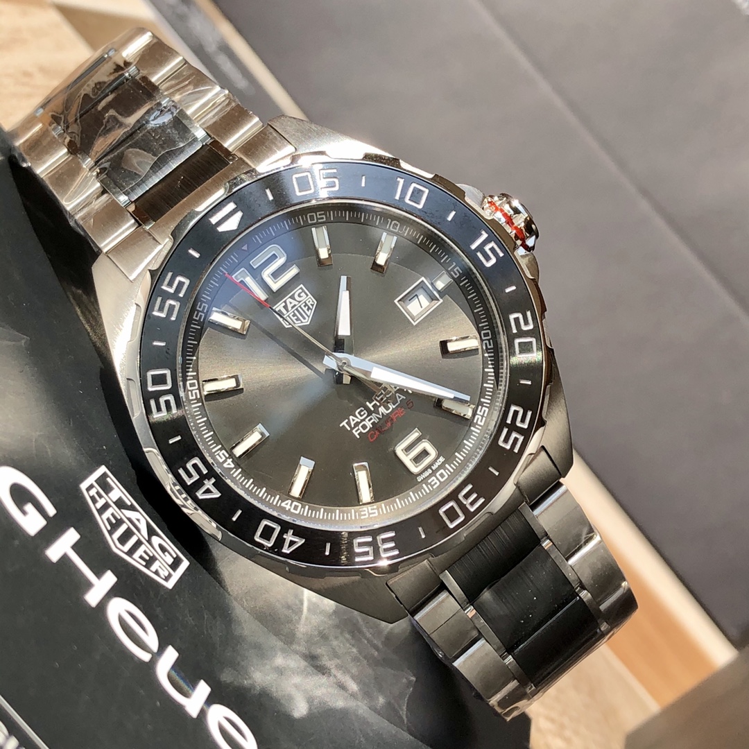 批💰1500配盒
新款硬货，Original Tagheuer,泰格豪雅F1系列机械表，专柜15500。 ~43mm表径，蓝宝石镜面，超强夜光指针，原装机芯，支持拆机验货，硬汉风格，超高难度精钢拉丝工艺无法仿制，一表一码配吊牌，专柜同步！全新全套出！