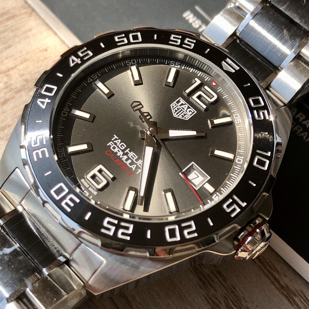 批💰1500配盒
新款硬货，Original Tagheuer,泰格豪雅F1系列机械表，专柜15500。 ~43mm表径，蓝宝石镜面，超强夜光指针，原装机芯，支持拆机验货，硬汉风格，超高难度精钢拉丝工艺无法仿制，一表一码配吊牌，专柜同步！全新全套出！