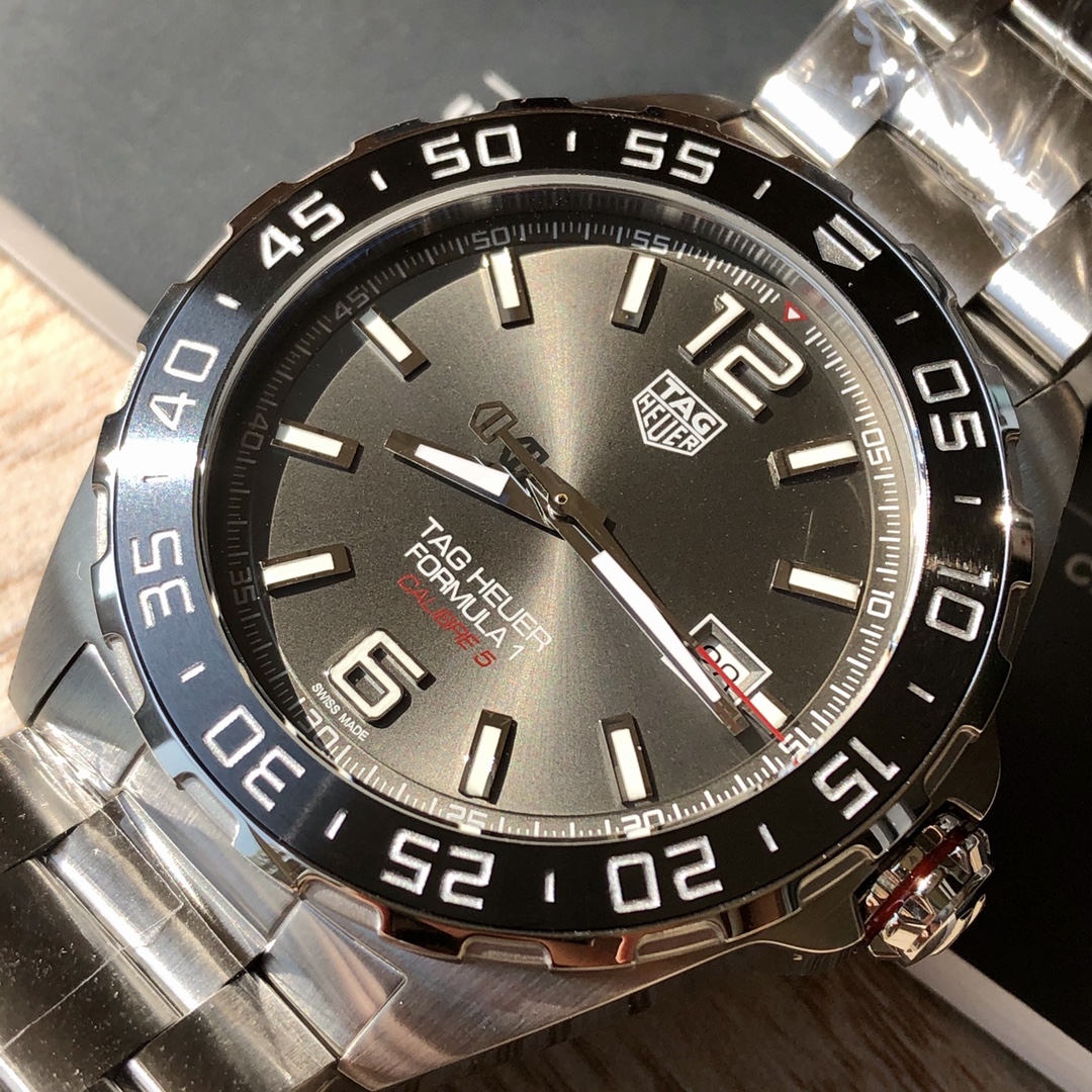 批💰1500配盒
新款硬货，Original Tagheuer,泰格豪雅F1系列机械表，专柜15500。 ~43mm表径，蓝宝石镜面，超强夜光指针，原装机芯，支持拆机验货，硬汉风格，超高难度精钢拉丝工艺无法仿制，一表一码配吊牌，专柜同步！全新全套出！