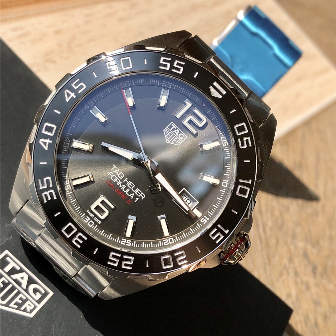 批💰1500配盒
新款硬货，Original Tagheuer,泰格豪雅F1系列机械表，专柜15500。 ~43mm表径，蓝宝石镜面，超强夜光指针，原装机芯，支持拆机验货，硬汉风格，超高难度精钢拉丝工艺无法仿制，一表一码配吊牌，专柜同步！全新全套出！