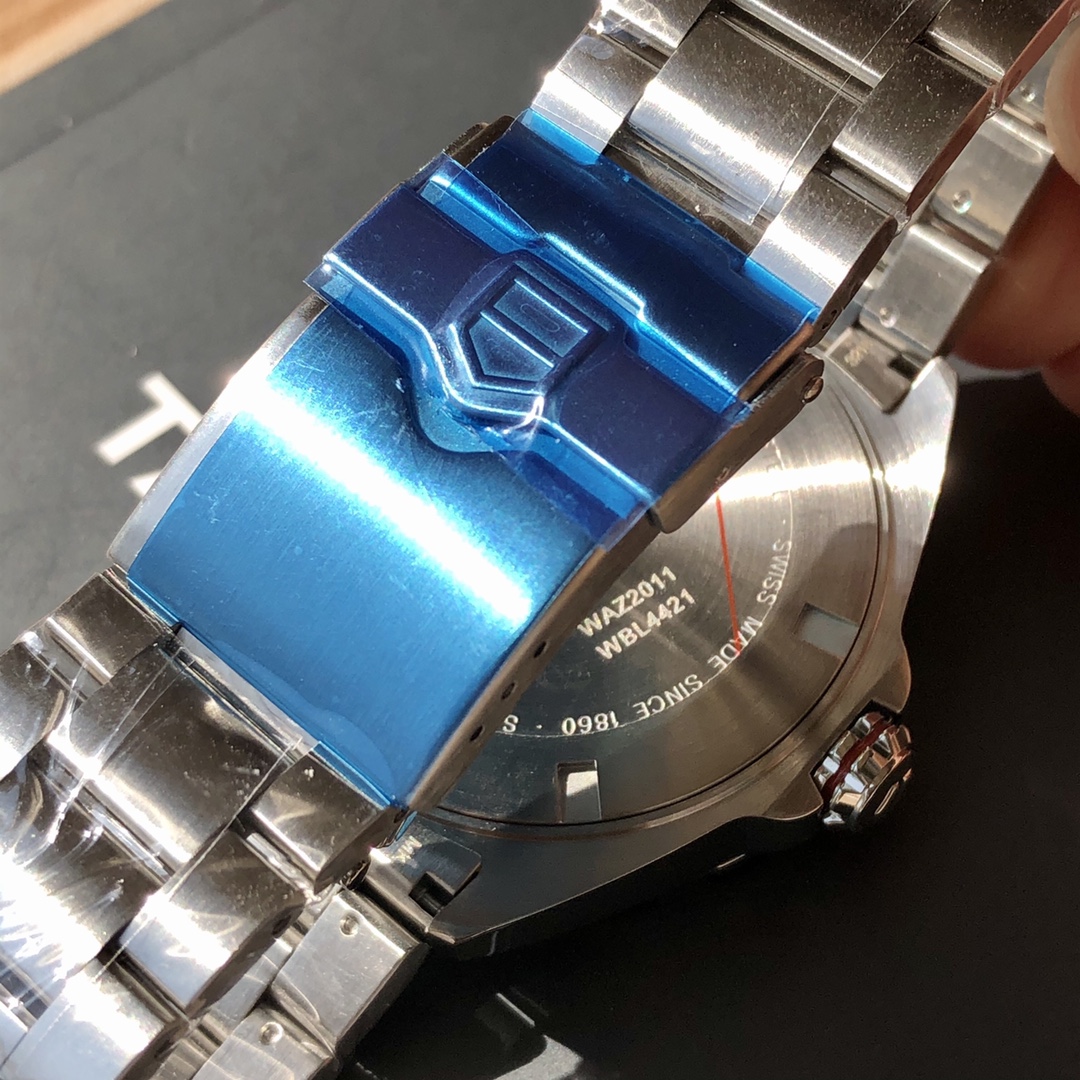 批💰1500配盒
新款硬货，Original Tagheuer,泰格豪雅F1系列机械表，专柜15500。 ~43mm表径，蓝宝石镜面，超强夜光指针，原装机芯，支持拆机验货，硬汉风格，超高难度精钢拉丝工艺无法仿制，一表一码配吊牌，专柜同步！全新全套出！