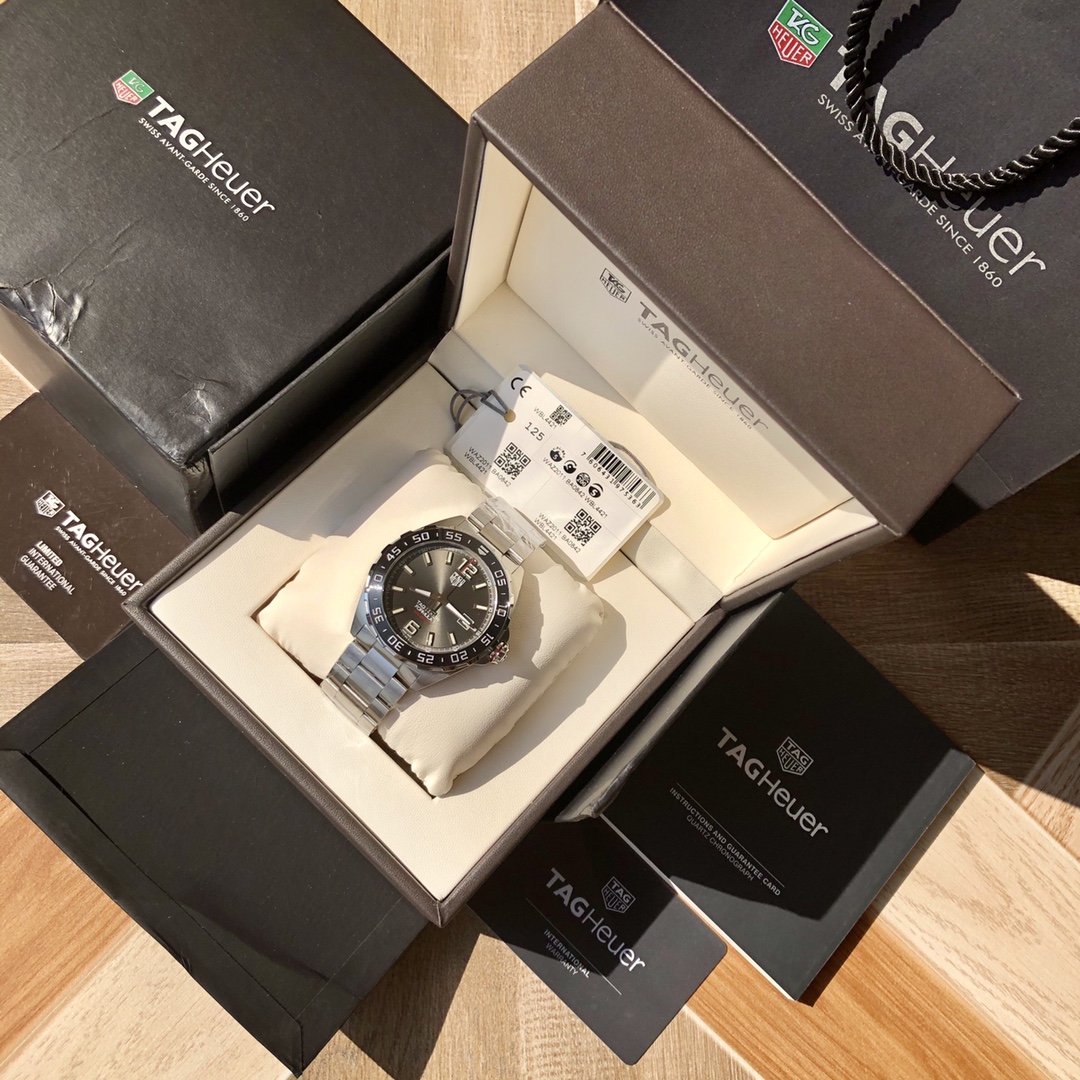 批💰1500配盒
新款硬货，Original Tagheuer,泰格豪雅F1系列机械表，专柜15500。 ~43mm表径，蓝宝石镜面，超强夜光指针，原装机芯，支持拆机验货，硬汉风格，超高难度精钢拉丝工艺无法仿制，一表一码配吊牌，专柜同步！全新全套出！