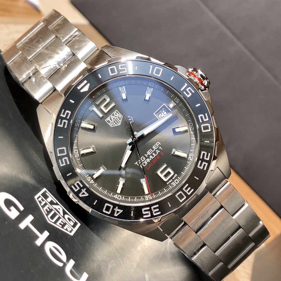 批💰1500配盒
新款硬货，Original Tagheuer,泰格豪雅F1系列机械表，专柜15500。 ~43mm表径，蓝宝石镜面，超强夜光指针，原装机芯，支持拆机验货，硬汉风格，超高难度精钢拉丝工艺无法仿制，一表一码配吊牌，专柜同步！全新全套出！