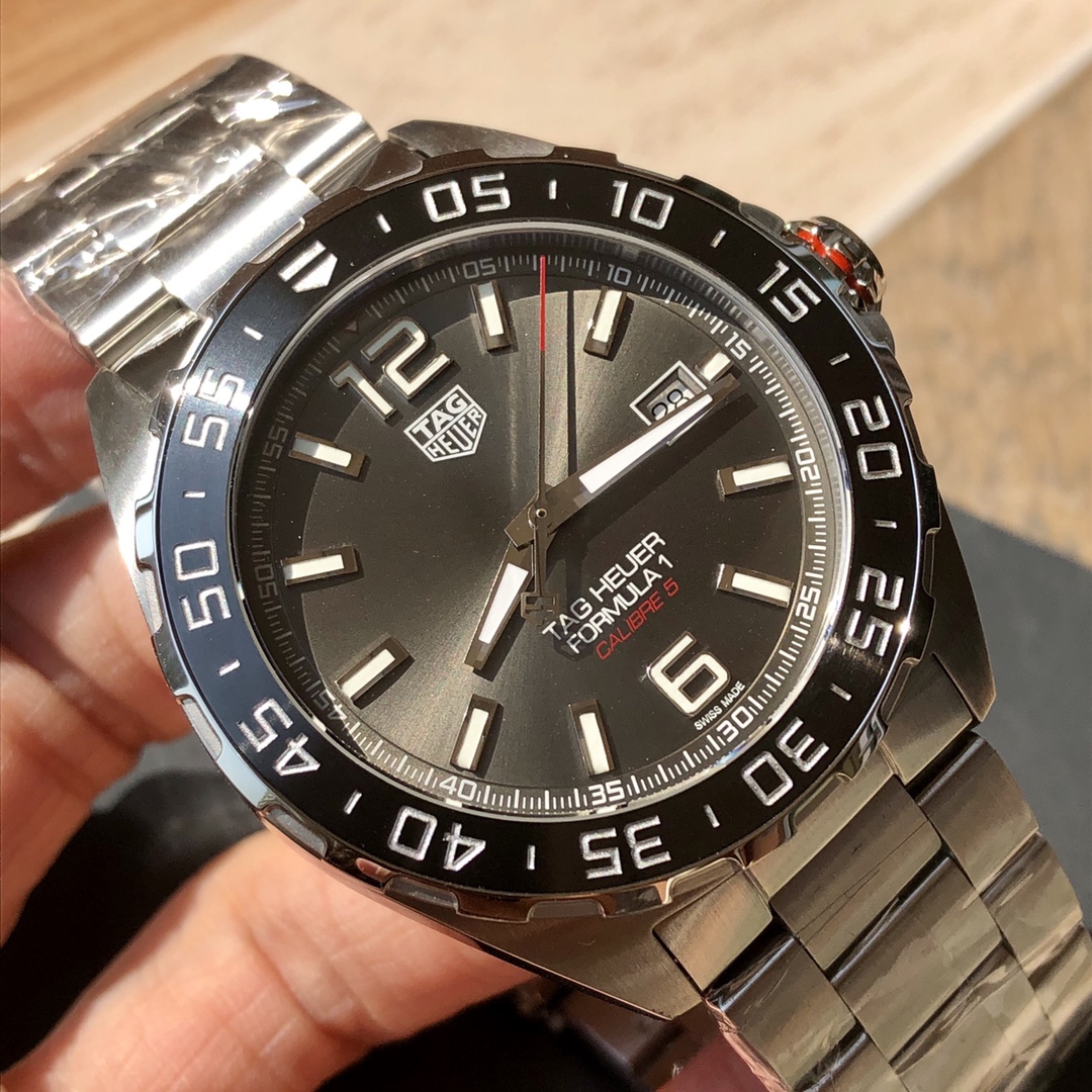 批💰1500配盒
新款硬货，Original Tagheuer,泰格豪雅F1系列机械表，专柜15500。 ~43mm表径，蓝宝石镜面，超强夜光指针，原装机芯，支持拆机验货，硬汉风格，超高难度精钢拉丝工艺无法仿制，一表一码配吊牌，专柜同步！全新全套出！