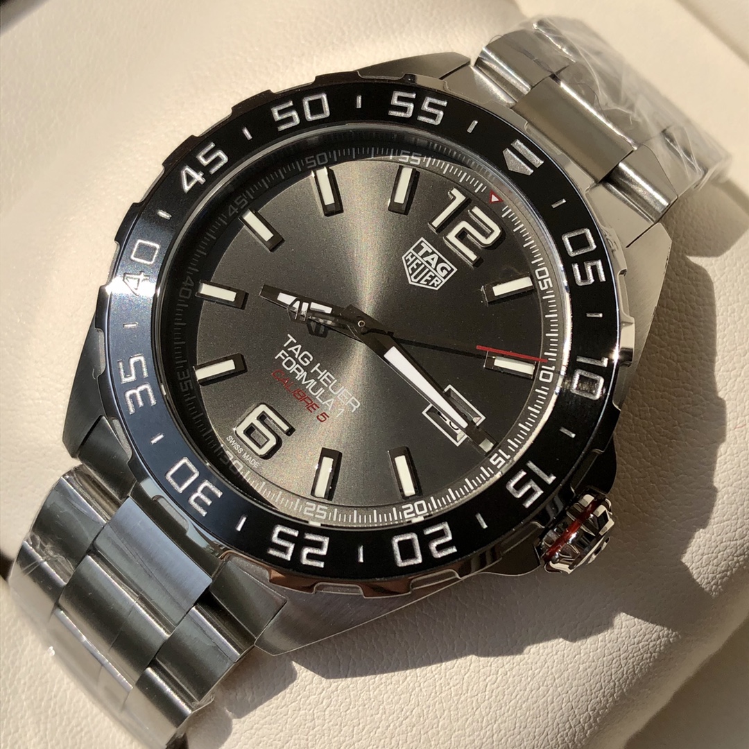 批💰1500配盒
新款硬货，Original Tagheuer,泰格豪雅F1系列机械表，专柜15500。 ~43mm表径，蓝宝石镜面，超强夜光指针，原装机芯，支持拆机验货，硬汉风格，超高难度精钢拉丝工艺无法仿制，一表一码配吊牌，专柜同步！全新全套出！