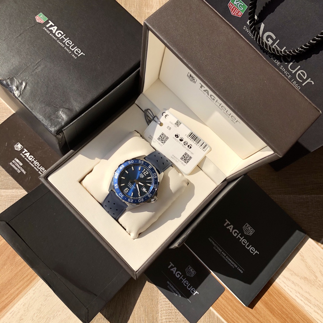 批💰1500配盒
新款硬货，Original Tagheuer,泰格豪雅F1系列机械表，专柜15500。 ~43mm表径，蓝宝石镜面，超强夜光指针，原装机芯，支持拆机验货，硬汉风格，超高难度精钢拉丝工艺无法仿制，一表一码配吊牌，专柜同步！全新全套出！