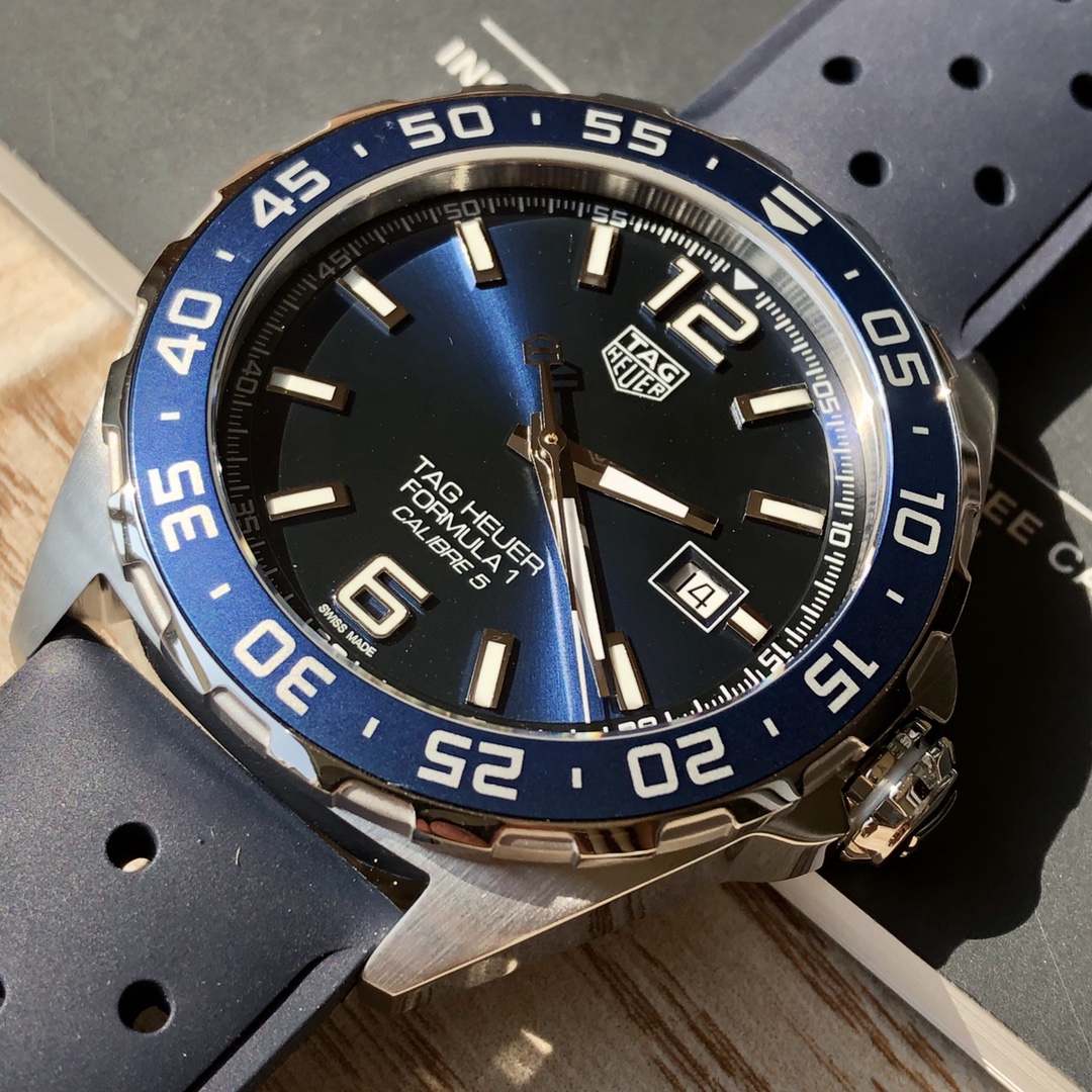 批💰1500配盒
新款硬货，Original Tagheuer,泰格豪雅F1系列机械表，专柜15500。 ~43mm表径，蓝宝石镜面，超强夜光指针，原装机芯，支持拆机验货，硬汉风格，超高难度精钢拉丝工艺无法仿制，一表一码配吊牌，专柜同步！全新全套出！