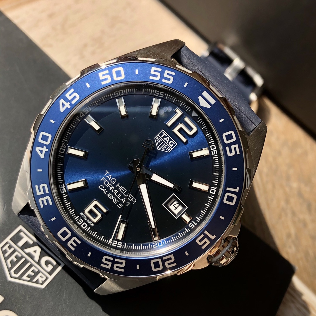 批💰1500配盒
新款硬货，Original Tagheuer,泰格豪雅F1系列机械表，专柜15500。 ~43mm表径，蓝宝石镜面，超强夜光指针，原装机芯，支持拆机验货，硬汉风格，超高难度精钢拉丝工艺无法仿制，一表一码配吊牌，专柜同步！全新全套出！