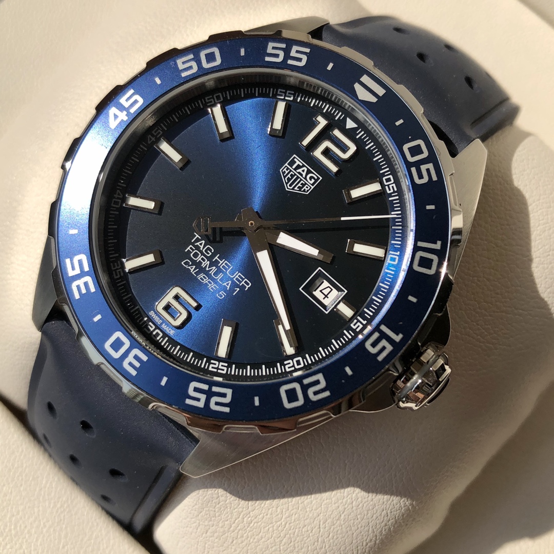 批💰1500配盒
新款硬货，Original Tagheuer,泰格豪雅F1系列机械表，专柜15500。 ~43mm表径，蓝宝石镜面，超强夜光指针，原装机芯，支持拆机验货，硬汉风格，超高难度精钢拉丝工艺无法仿制，一表一码配吊牌，专柜同步！全新全套出！