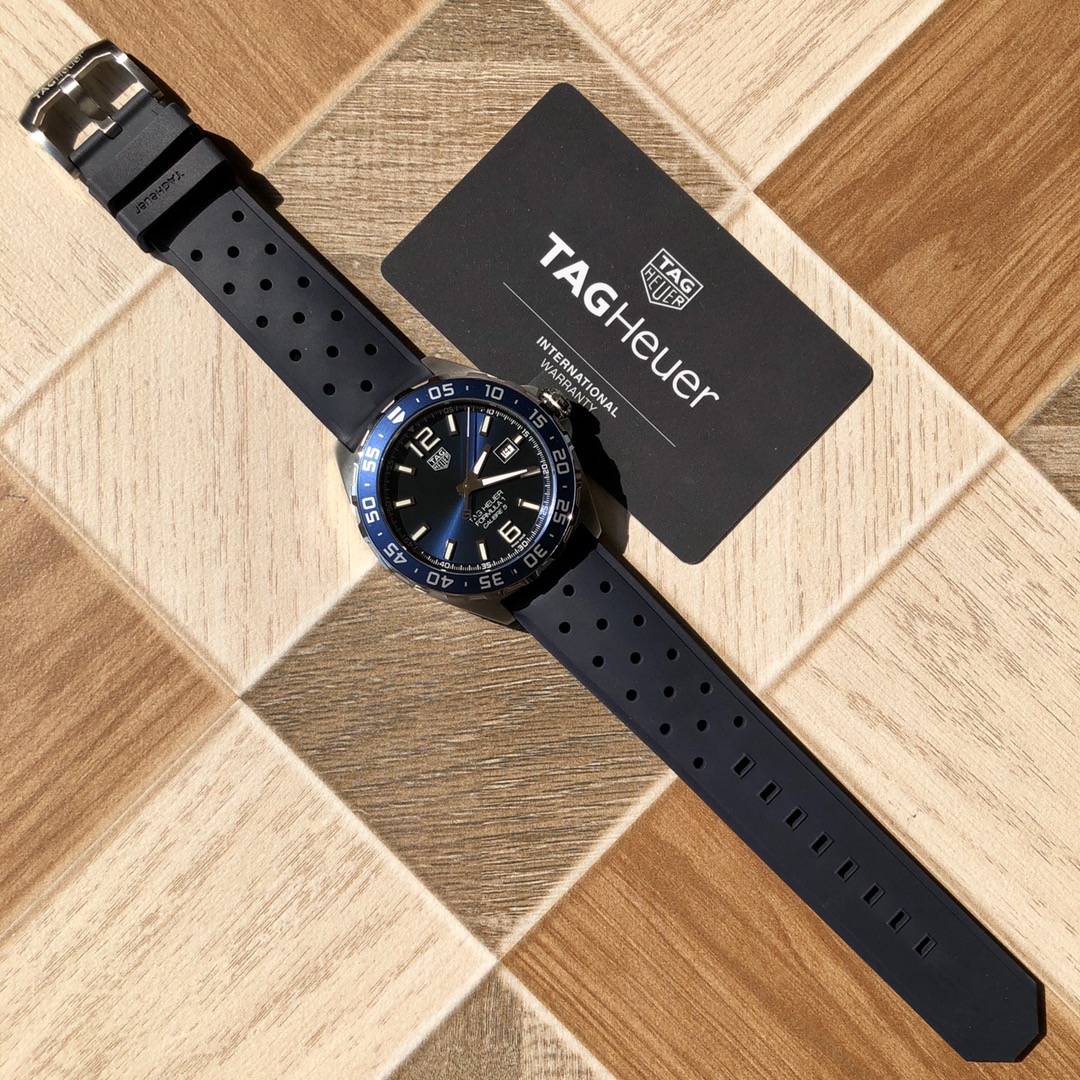 批💰1500配盒
新款硬货，Original Tagheuer,泰格豪雅F1系列机械表，专柜15500。 ~43mm表径，蓝宝石镜面，超强夜光指针，原装机芯，支持拆机验货，硬汉风格，超高难度精钢拉丝工艺无法仿制，一表一码配吊牌，专柜同步！全新全套出！