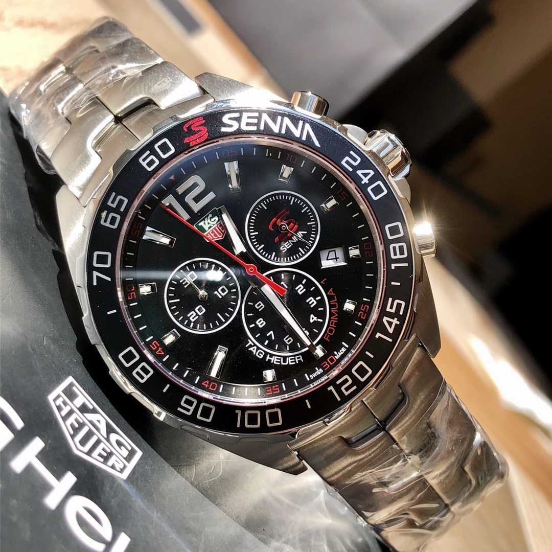 批💰700配盒
爆款回货，Original Tagheuer,泰格豪雅F1系列 喜拿纪念石英表，专柜1万+。 ~43mm表径，蓝宝石镜面，超强夜光指针，原装机芯，支持拆机验货，硬汉风格，超高难度精钢拉丝工艺无法仿制，一表一码配吊牌，专柜同步！全新全套出！
