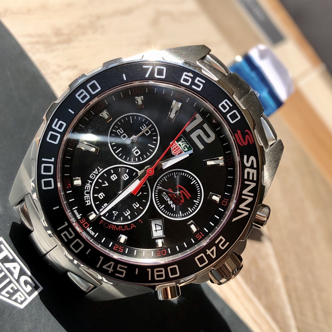 批💰700配盒
爆款回货，Original Tagheuer,泰格豪雅F1系列 喜拿纪念石英表，专柜1万+。 ~43mm表径，蓝宝石镜面，超强夜光指针，原装机芯，支持拆机验货，硬汉风格，超高难度精钢拉丝工艺无法仿制，一表一码配吊牌，专柜同步！全新全套出！