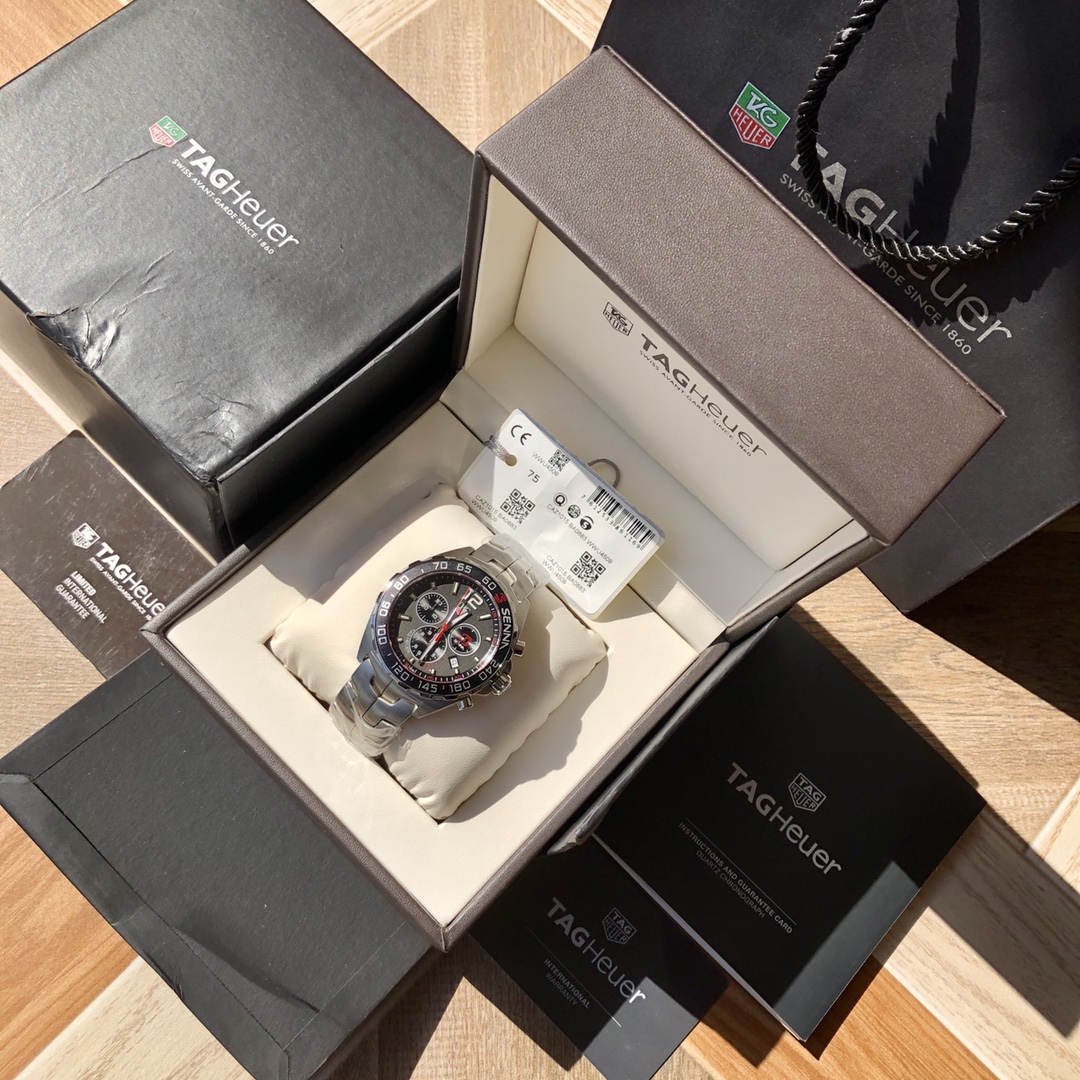 批💰700配盒
爆款回货，Original Tagheuer,泰格豪雅F1系列 喜拿纪念石英表，专柜1万+。 ~43mm表径，蓝宝石镜面，超强夜光指针，原装机芯，支持拆机验货，硬汉风格，超高难度精钢拉丝工艺无法仿制，一表一码配吊牌，专柜同步！全新全套出！