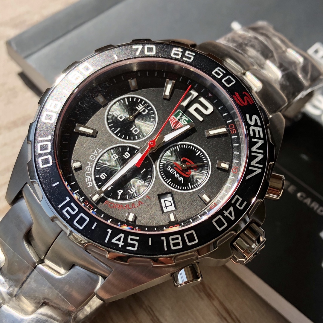 批💰700配盒
爆款回货，Original Tagheuer,泰格豪雅F1系列 喜拿纪念石英表，专柜1万+。 ~43mm表径，蓝宝石镜面，超强夜光指针，原装机芯，支持拆机验货，硬汉风格，超高难度精钢拉丝工艺无法仿制，一表一码配吊牌，专柜同步！全新全套出！