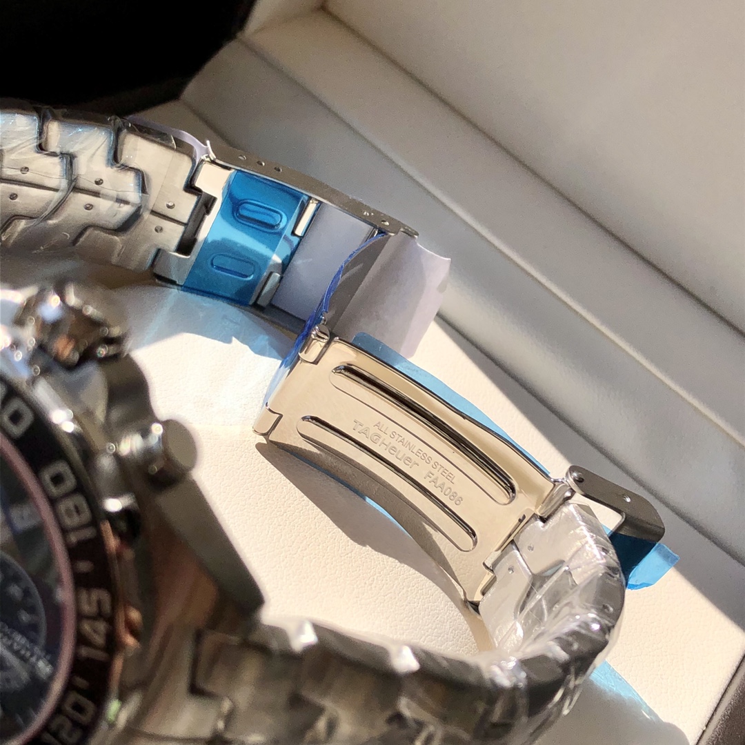 批💰700配盒
爆款回货，Original Tagheuer,泰格豪雅F1系列 喜拿纪念石英表，专柜1万+。 ~43mm表径，蓝宝石镜面，超强夜光指针，原装机芯，支持拆机验货，硬汉风格，超高难度精钢拉丝工艺无法仿制，一表一码配吊牌，专柜同步！全新全套出！