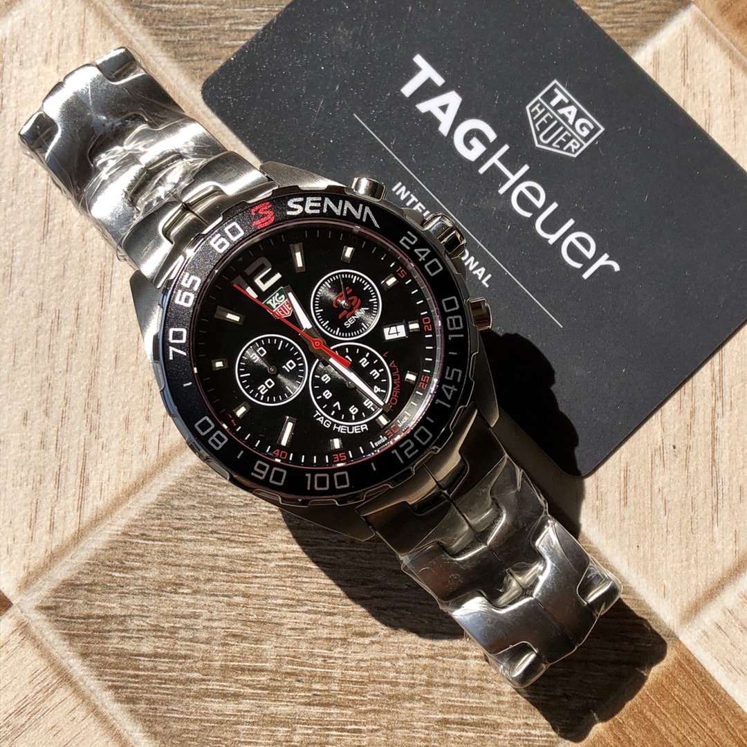 批💰700配盒
爆款回货，Original Tagheuer,泰格豪雅F1系列 喜拿纪念石英表，专柜1万+。 ~43mm表径，蓝宝石镜面，超强夜光指针，原装机芯，支持拆机验货，硬汉风格，超高难度精钢拉丝工艺无法仿制，一表一码配吊牌，专柜同步！全新全套出！