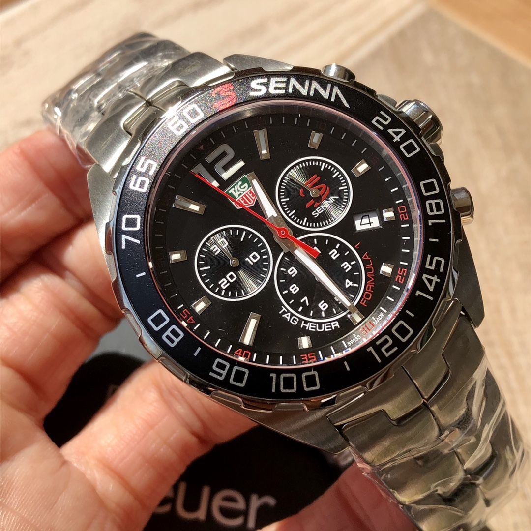 批💰700配盒
爆款回货，Original Tagheuer,泰格豪雅F1系列 喜拿纪念石英表，专柜1万+。 ~43mm表径，蓝宝石镜面，超强夜光指针，原装机芯，支持拆机验货，硬汉风格，超高难度精钢拉丝工艺无法仿制，一表一码配吊牌，专柜同步！全新全套出！