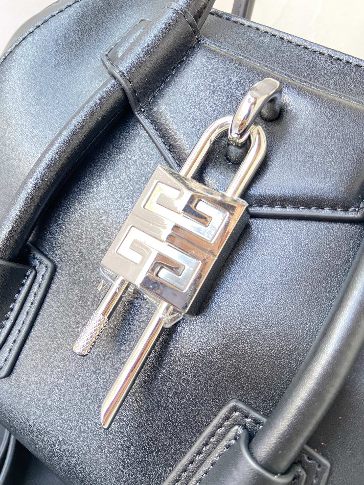 Gucci 新款手提包• MINI ANTIGONA LOCK BAG IN BOX LEATHER 法国 BOX皮