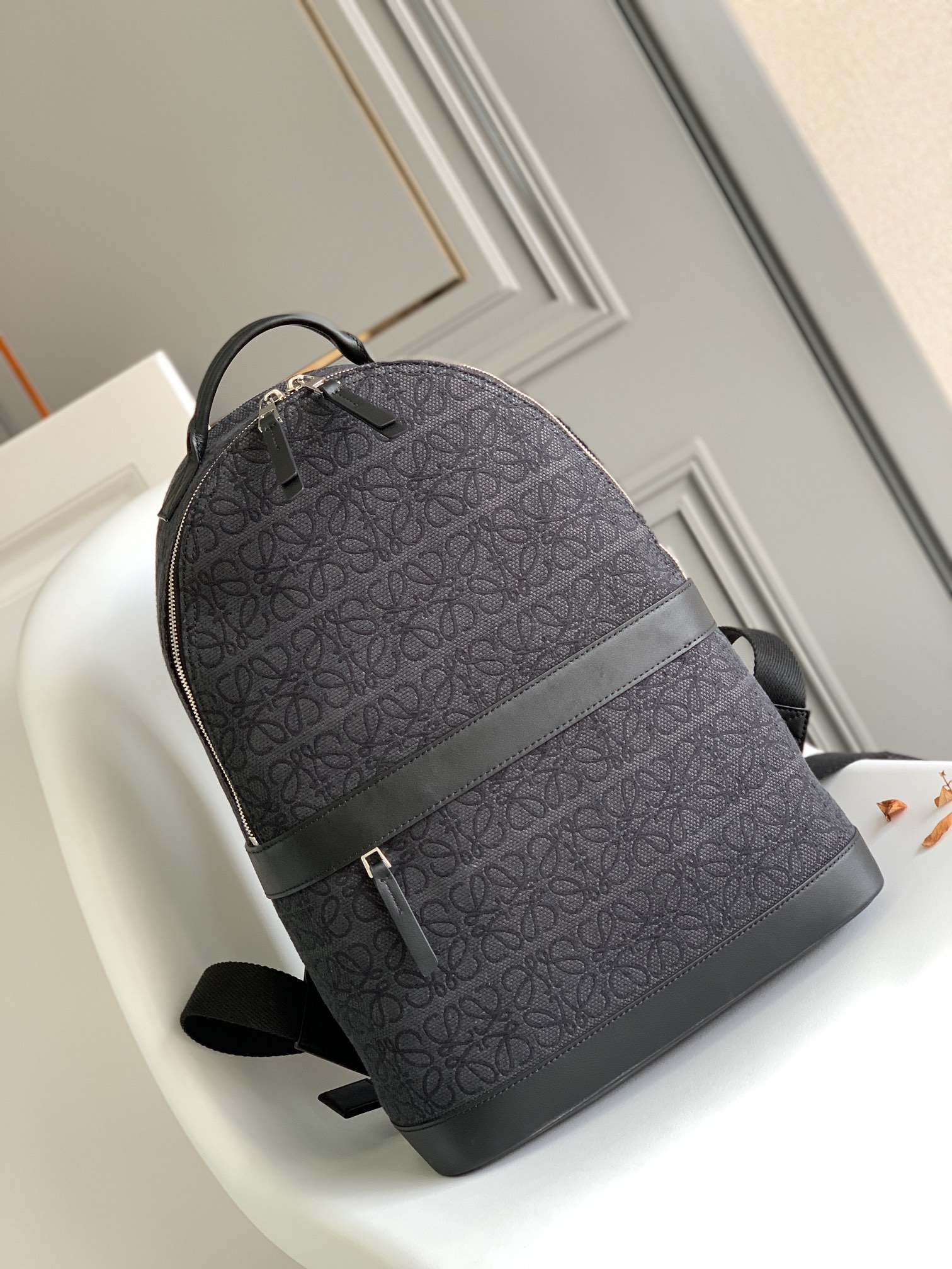 NO:639416,Lw Anagram Jacquard Backpack This version is made of cow leather and jacquard canvas, pure craft jacquard design, soft cowhide spliced ​​with Anagra pattern logo canvas, built-in laptop pocket, canvas lining with double zipper closure and a zipper front pocket, can be worn over the shoulder* can be carried over the shoulder or by the handle* ultra-light and super comfortable!  size31.5*15.5*45cm model 011880,Military backpack,backpacks,cowhide19860909Lw Anagram 提花布背包 这个版本采用牛皮革和提花帆布制成,纯工艺提花设计,柔软牛皮拼接Anagra图案 logo帆布,内置笔记本电脑口袋,帆布内衬带有双拉链开合和一个拉链前袋,可肩挎*可双肩背或提手带手拎*超轻超舒服！size31.5*15.5*45cm 型号011880,Military背包,backpacks,cowhide,Bag