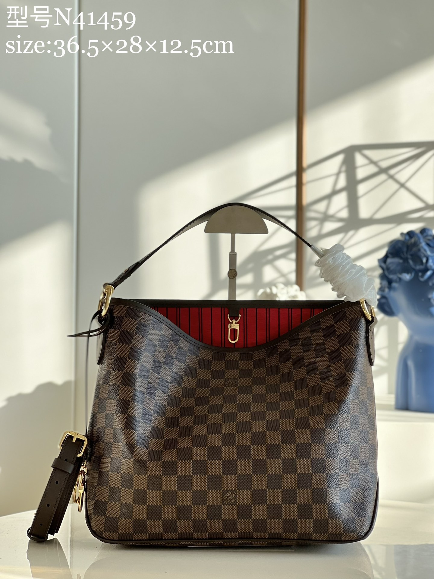 NO:398039,[Exclusive real photo of N41459 kage small] Delightful mid-term shopping bag!  Spend workdays in the city and weekends by the beach, you don't need to change your bag because this stylish and chic, summery damier azur canvas calvi bag can be used for office and beach vacation. This large capacity handbag has a large opening for easy access to items, convenient compartments and pockets keep everything organized, the vibrant pomegranate red fabric cloth adds a touch of color to create a sunny summer mood. Size 36.5 × 28 × 12.5 cm.Y.,LV [original leather],louis vuitton,tom ford19860909【独家实拍N41459咖格 小号】 Delightful中古版购物袋！在城市度过工作日,在海边度过周末,你无需换包,因为这款时髦别致,充满夏日气息的damier azur 帆布calvi包即能用于办公,又能用于海滩度假.这款大容量手提包具有大开口,方便拿取物品,便捷的隔层和口袋让一切井井有条,充满活力的石榴红色面料里布增添了一抹色彩,营造出阳光明媚的夏日心情.尺寸 36.5 × 28 × 12.5 厘米.Y.,LV【原厂皮】,louis vuitton,tom ford,Bag