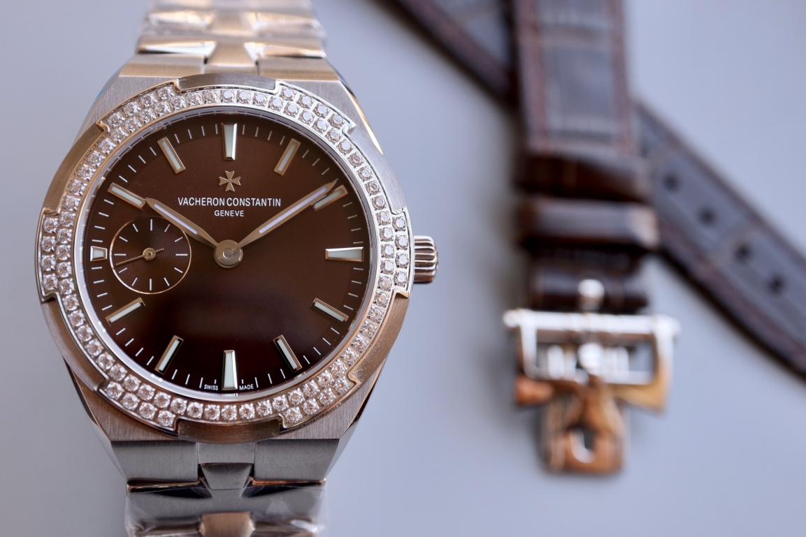 NO:602192,CC new product - true 'core' to accompany you across the world [VC Vacheron Constantin Overseas Series - OVERSEAS small model] women's watch [case] diameter 37×10.8mm synchronized with the original size, delicate texture and generous 84 round-cut Swarovski rhinestones (approximately 1.0 carats) are dazzling, and the sapphire crystal glass will never be scratched  The screw-in crown has better waterproof function. [Dial] The dial is treated with sunburst satin brushing process. It is deep and elegant, with a velvety smooth minute scale ring. The 18k gold hour markers are all coated with white luminous coating. You can observe the time even in a dim environment. [Movement] Self-developed CAL.  The self-winding integrated movement, with a swing frequency of 28,800 times/hour (4 Hz), once again fills another blank area in the market, realizing the small seconds function with the 9 hour mark position consistent with the original version. [Strap Buckle] Synchronizes with the original 'replaceable strap system'  , you only need to move a small lever between the strap and the lug to replace the steel strap and leather strap. The independently molded half-marathon and other cross-shaped three-piece folding clasp are the only ones on the market. It is paired with an imported Italian calfskin strap, which has a soft and comfortable texture.  If you purchase this watch from now on, the belt model will come with a stainless steel strap, and the steel band model will come with a set of original folding belt buckles, while supplies last!  ,,versace,vacheron,cowhide19860909CC新品——真“芯”相伴 与你一起纵横四海【VC江诗丹顿纵横四海系列——OVERSEAS小型号】女款腕表【表壳】表径37×10.8mm同步原装尺寸 质感细腻 大方 84颗圆形切割施华洛水钻（约1.0克拉）璀璨夺目 蓝宝石水晶玻璃更是永不刮花 旋入式表冠具备更好的防水功能【表盘】表盘经旭日纹缎面拉丝工艺处理 深邃优雅 带有天鹅绒般光滑分钟刻度圈 18k金时标均带白色夜光涂层 即使在昏暗环境下也能观察时间【机芯】自主研发CAL. 自动上链一体化机芯,摆频28800次/小时（4赫兹）,再次填补市场又一空白领域,实现9时标位置与原版一致的小秒功能.【表带扣】同步原装「可更换表带系统」,只需要拨动表带和表耳之间的一个小划杆就可以拆换钢带及皮带表带.独立开模半马其他十字三片折叠式表扣更是市场唯一,搭配意大利进口小牛皮表带,质感柔软舒适. 即日起购买本腕表,皮带款配赠精钢表带一条,钢带款配赠原装折叠皮带扣一套,送完即止！,,versace,vacheron,cowhide,Watch