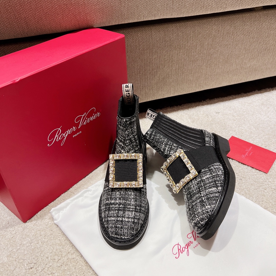 Roger Vivier Viv' Podium 粗跟短靴 Viv' Choc饰扣 梯形跟 圆版羊绒/皱牛皮 气场全开