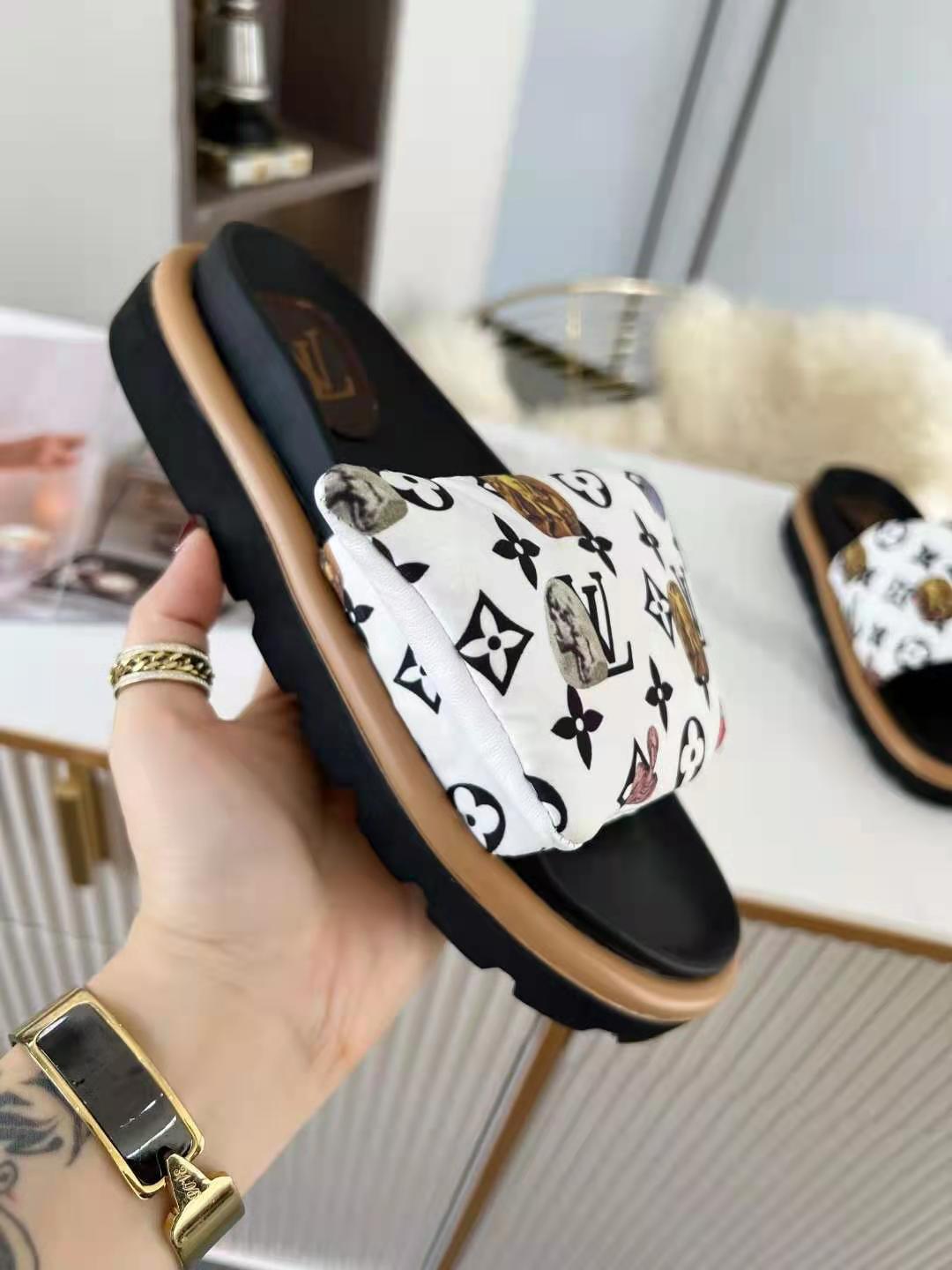 NO:401832,#Louis Vuitton Bread Stroke Another hit, Latest, Emphasize, Real down filling, Super hot-selling presbyopia slippers, The foot feeling of the presbyopia slippers, Soft and Super Comfortable, Popular Little Red Book, High-end lazy style... There is no pair of ugly slippers in summer, which is soulless. The Velcro design is wide and can make your feet look so thin and beautiful. Summer favorite!  !  This design is so fashionable and the cool style can be matched!  !  Size 35-44#, slippers, louis vuitton, louis vuitton, slippers, down jacket19860909#路易威登面包拖 又一爆款 最新 强调 真羽绒填充 LV一出即巅峰的超爆款的老花拖鞋面包的脚感 软绵绵的超舒服 火爆小红书 高级慵懒风.... 夏天没有一双丑拖鞋是没有灵魂的 魔术贴的设计宽宽的可以显的脚好瘦好好看 夏天最爱！！ 这个设计太时尚了 酷酷的风格也可以搭配！！ 码数35-44#,拖鞋,louis vuitton,louis vuitton,slippers,down jacket,Women's Shoes