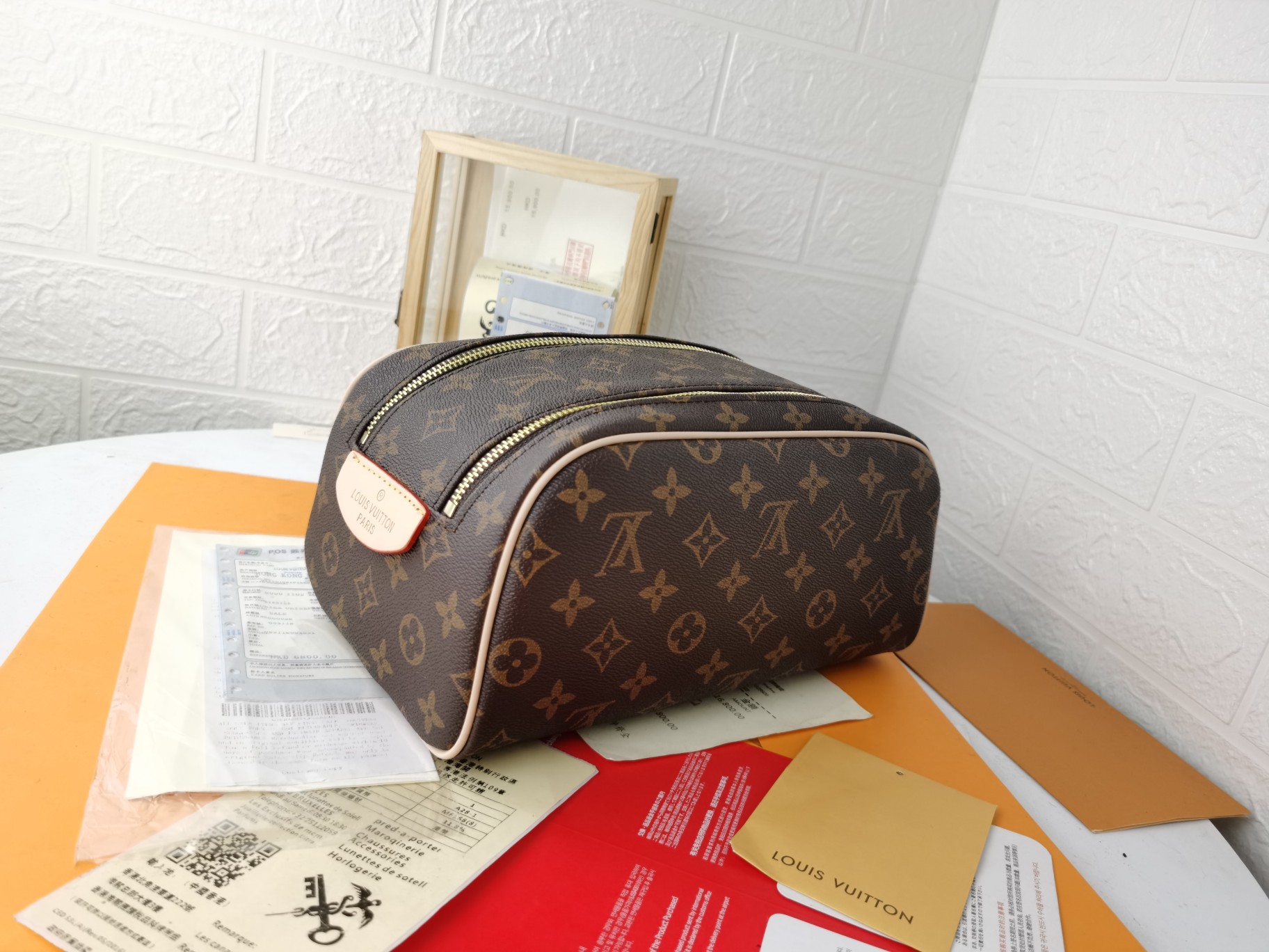 大人のための洗練されたダミエ柄トイレタリーバッグ