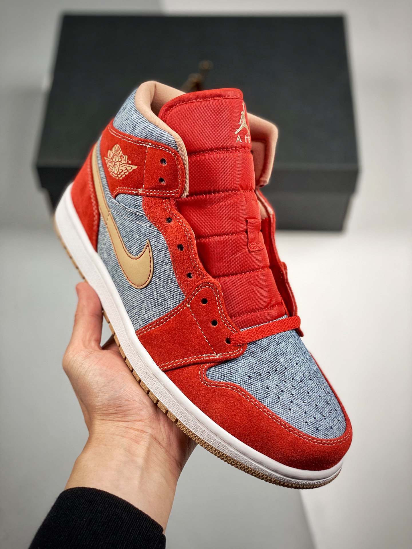 过验版 Air Jordan 1 Mid 橘色 牛仔丹宁 市售最强中帮 天花板品质！ 市面唯一正确版本 全鞋正品原材料 公司原鞋购回重新打版开模 拒绝公底 购置公司同步原材料 都有细节还原95%全网最高版本 原汁原味 忠于原版 货号：DM…