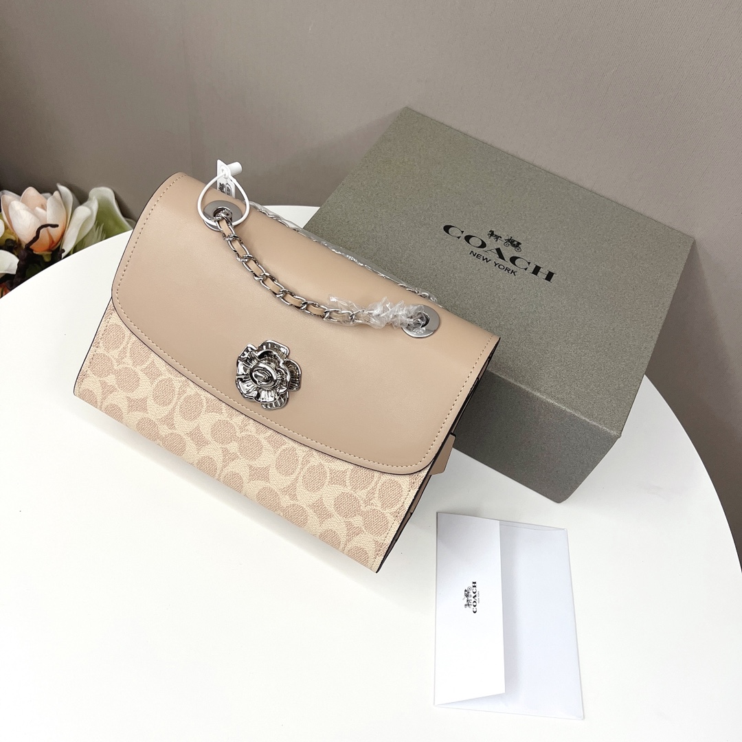 蔻驰新版山茶花/原单品质 💰260 
所有女生都想拥有的一款轻奢包包.工整有型.质地轻盈.工整而轻盈的手袋可胜任不同场合.将上城优雅与下城简约相融.包身采用光滑皮革和经典标志涂层帆布制作.配备茶玫瑰旋锁口.带有皮革链条带.即可作为长肩带.也可以变为两个短手柄.容量很大.百搭款.怎么背都好看哦~
规格：26*17*10cm