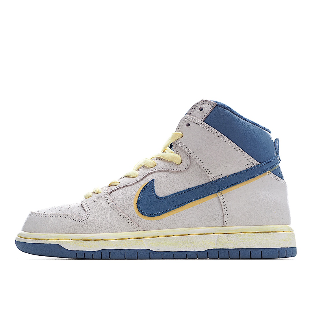 H0 Atlas x Nike Dunk SB High“Lost at Sea”迷失海洋 CZ3334- F5 采用高帮造型呈现，一袭灰白色鞋面带来极为复古的视觉效果。鞋舌、Swoosh 以及后跟位置采用蓝色装扮，辅以黄色鞋带，同时 Swoosh 还带有黄色阴影设计，鞋舌设计与众不同，采用 NIKE SB 字样以及手写体 Atlas 刺绣，彰显联名身份。中底则是采用了略微发黄的氧化做旧效果，更独显复古气息。灵感来自一次令人哭笑不得的意外，19 F5 年一艘货轮遭遇风暴丢失了 21 个集装箱，其中就有 Nike 球鞋最终这些球鞋被冲上了海岸。当年丢失的球鞋是白蓝配色 Air Flight F5 ，这款联名的配色灵感就来源于此